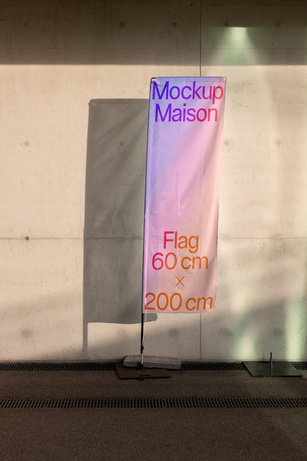 PSD mockup of a vertical flag with gradient colors, standing against a concrete wall, displaying "Mockup Maison" and dimensions 60 cm by 200 cm.