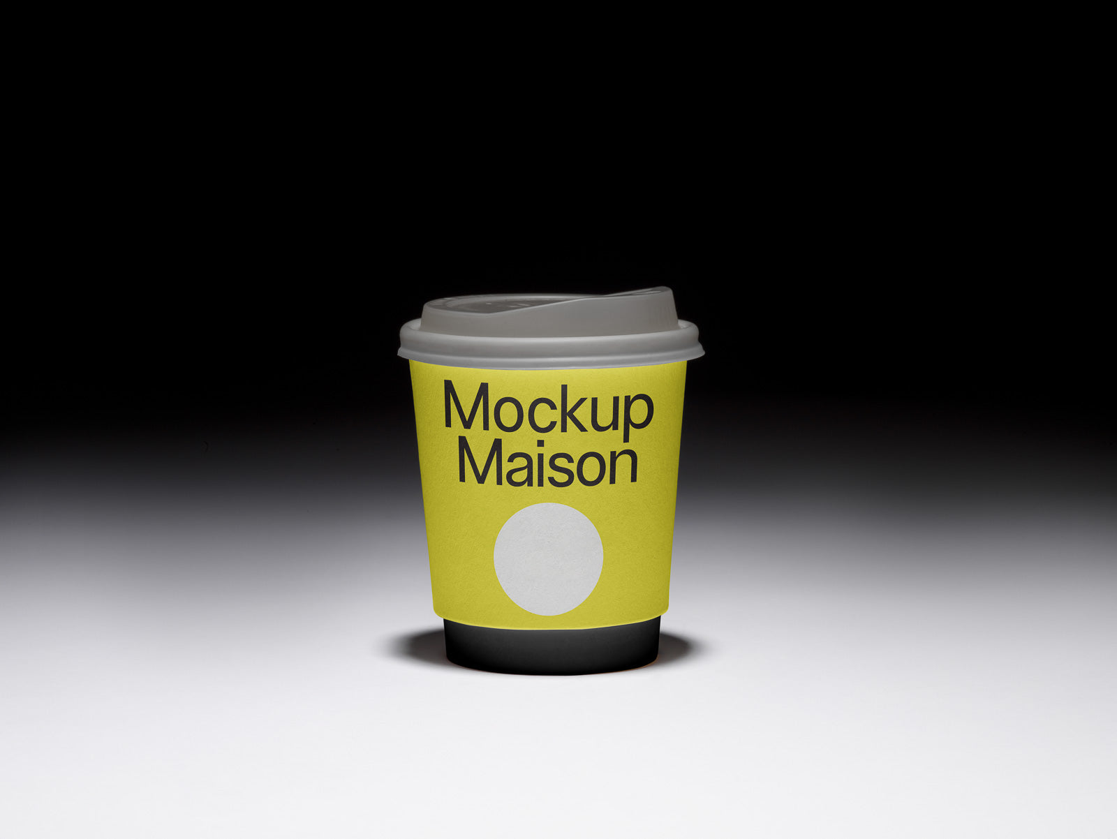 PSD mockup of a takeaway coffee cup with a yellow label displaying "Mockup Maison" on a seamless gradient background.