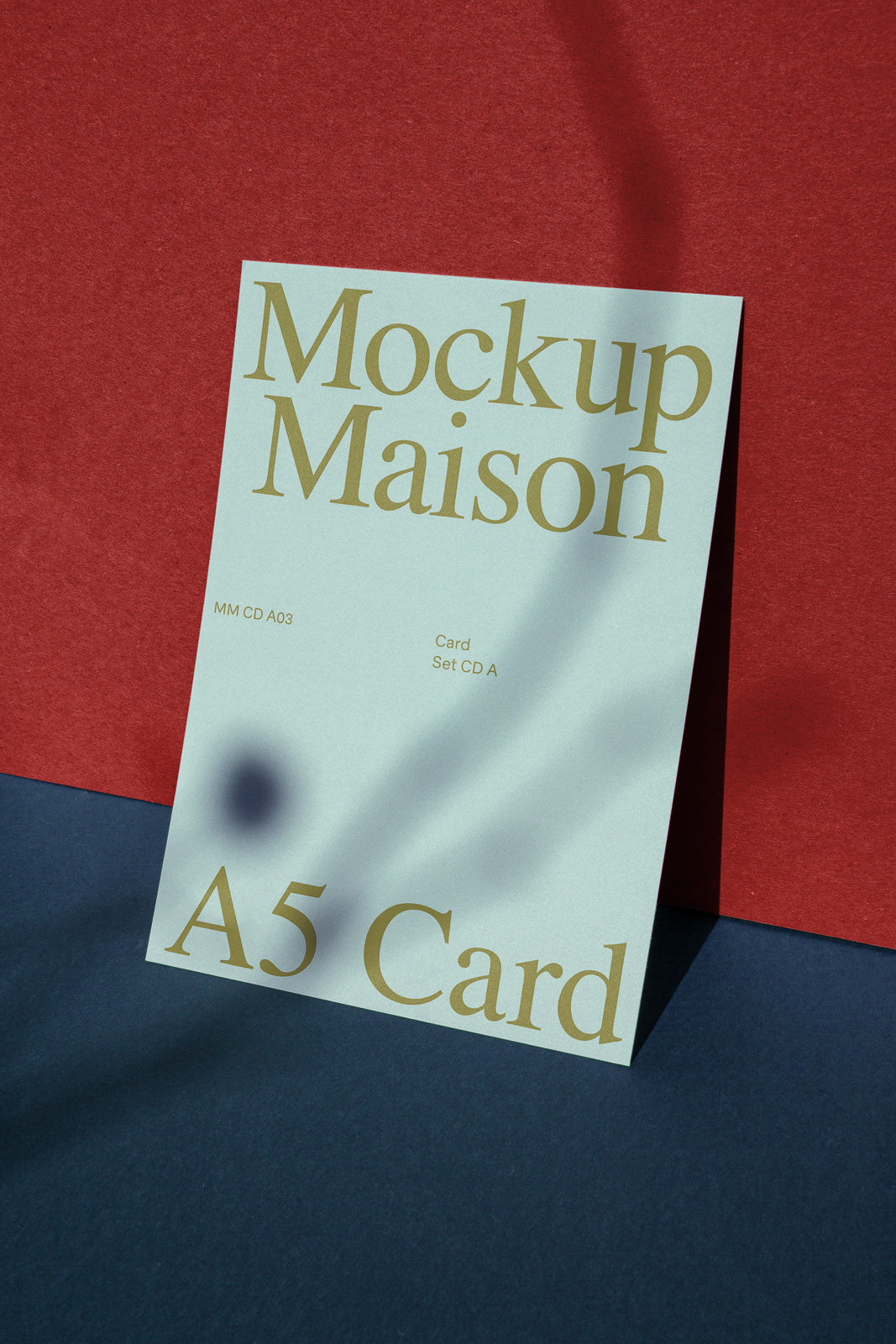 PSD mockup of an A5 card titled "Mockup Maison" on a two-tone red and blue background, with a shadow falling across the card.
