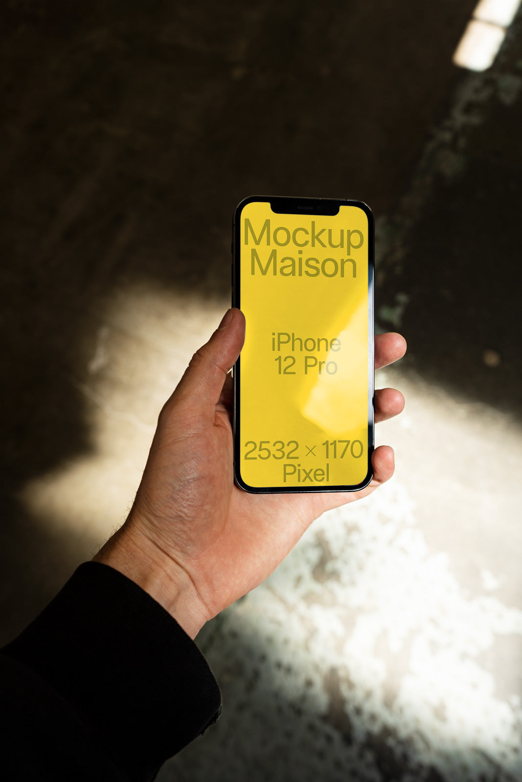 PSD mockup of a hand holding an iPhone 12 Pro with a yellow screen displaying the text "Mockup Maison," including dimensions 2532 × 1170 pixels.