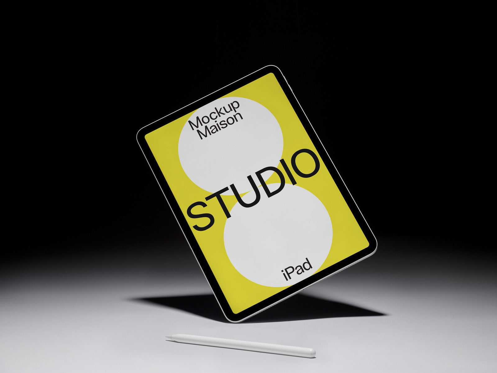 PSD mockup of an iPad with a yellow and white screen displaying "Mockup Maison Studio," paired with an Apple Pencil on a gradient background.